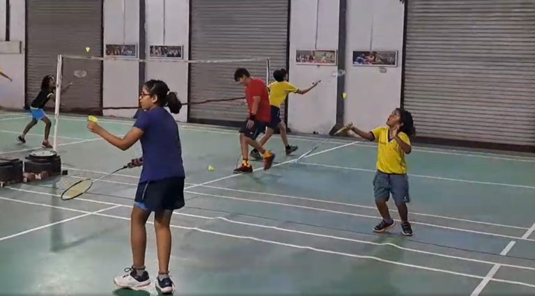 bouncing badminton shuttles